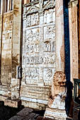 Verona, Cattedrale di San Zeno, le lastre scolpite che affiancano il protiro. 